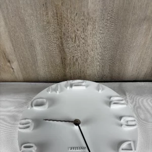 Karlsson KA5311WH Wanduhr On The Edge, weiß mit Zeiger, Chrom, Ø 42 cm