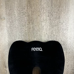 feela.® Orthopädisches Sitzkissen [3 Härtegrade] - Ergonomisches Sitzkissen für Bürostuhl & Co - Wirkt Schmerzreduzierend, Erhöht Sitzkomfort, Fördert Durchblutung und Entlastet das Steißbein (Hart)