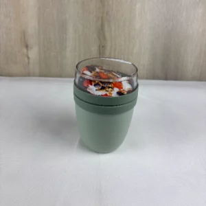 Mepal Müslibecher to go, praktischer Joghurtbecher to go - Unterteilung für Joghurt & Müsli - Geeignet für Gefrierschrank, Mikrowelle & Spülmaschine - 500 ml + 200 ml - Nordic Sage