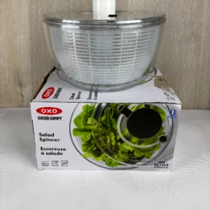 OXO Good Grips Salatschleuder mit Sieb und Deckel zum Waschen und Trocknen von Salat