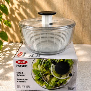 OXO Good Grips Salatschleuder mit Sieb und Deckel zum Waschen und Trocknen von Salat