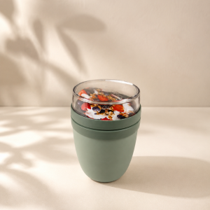Mepal Müslibecher to go, praktischer Joghurtbecher to go - Unterteilung für Joghurt & Müsli - Geeignet für Gefrierschrank, Mikrowelle & Spülmaschine - 500 ml + 200 ml - Nordic Sage