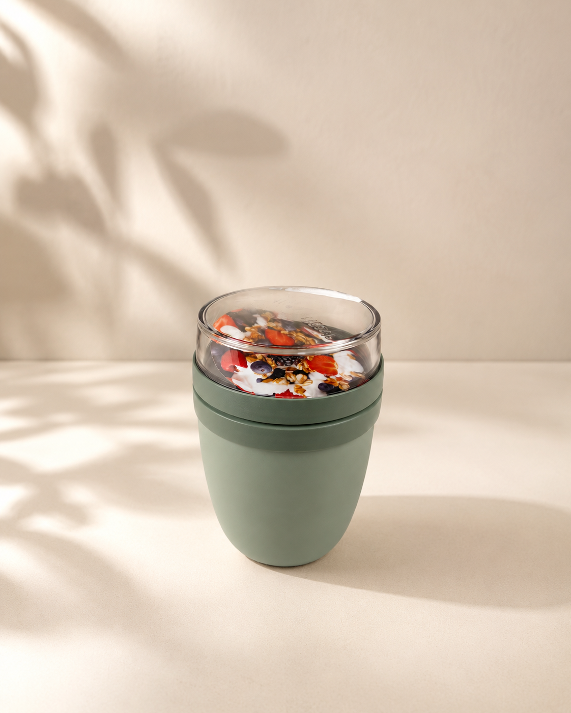 Mepal Müslibecher to go, praktischer Joghurtbecher to go - Unterteilung für Joghurt & Müsli - Geeignet für Gefrierschrank, Mikrowelle & Spülmaschine - 500 ml + 200 ml - Nordic Sage